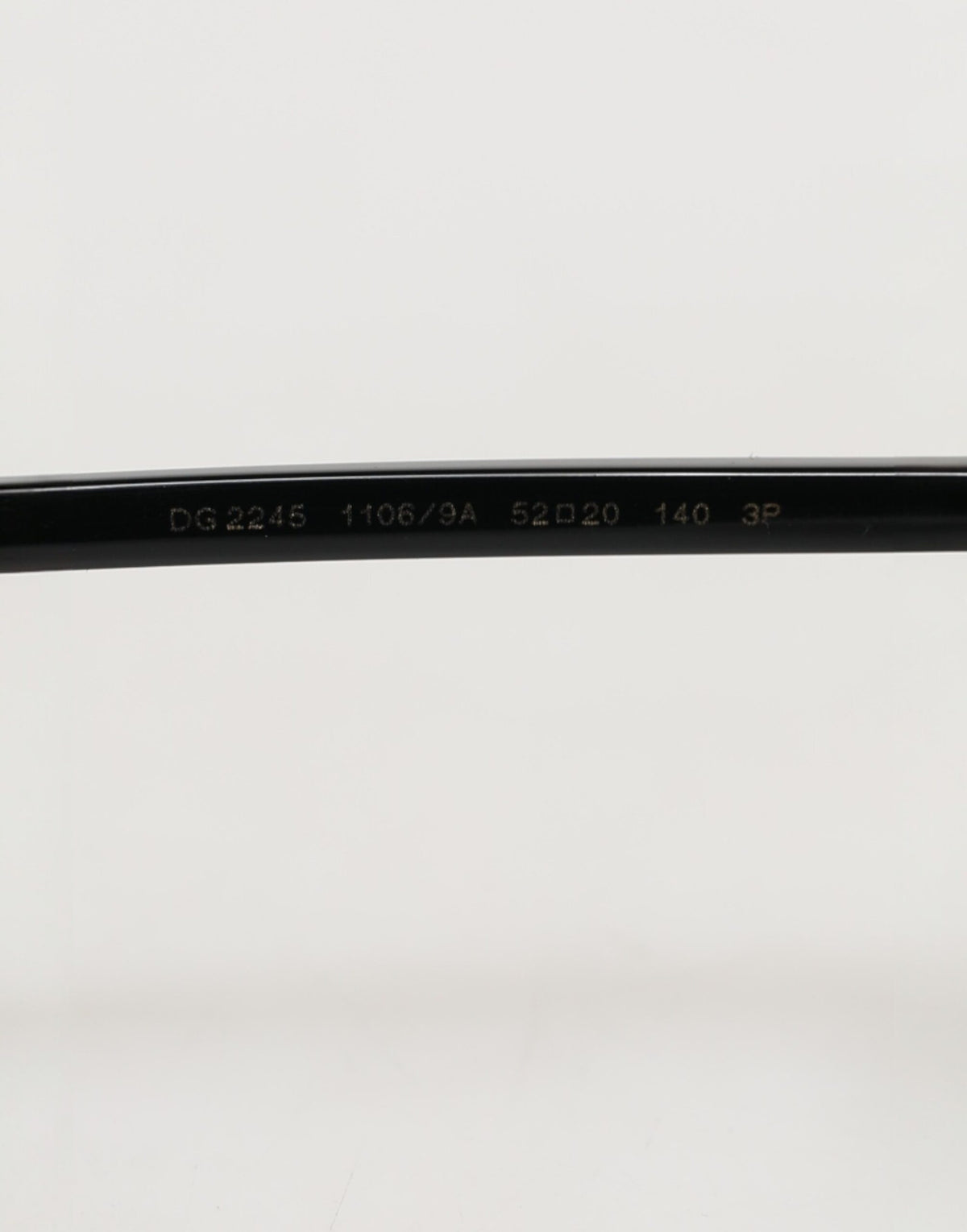 Dolce & Gabbana Sonnenbrille mit mattschwarzem Stahlrahmen und grauen Gläsern