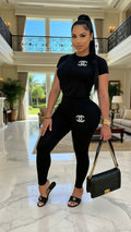 Bequemes Damen-Lounge-Set mit Kurzarm-Oberteil und langer Hose